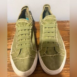 Olive Green Woman Sneakers. woman 8. Brand: Blowfish Malibu